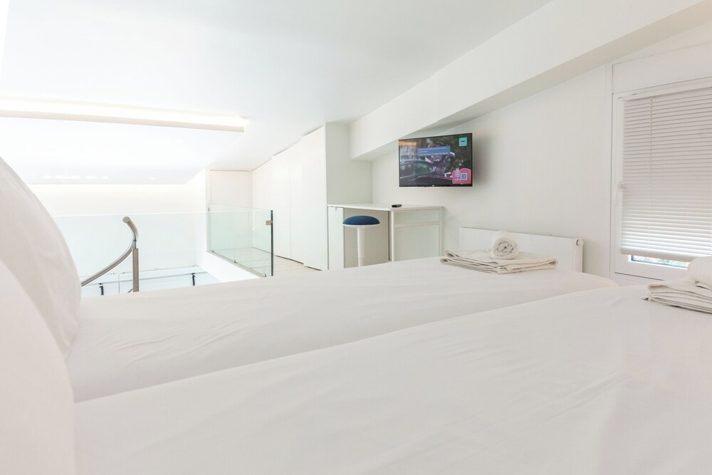 Marousi 2 Bd Luxury Living w Shared Pool