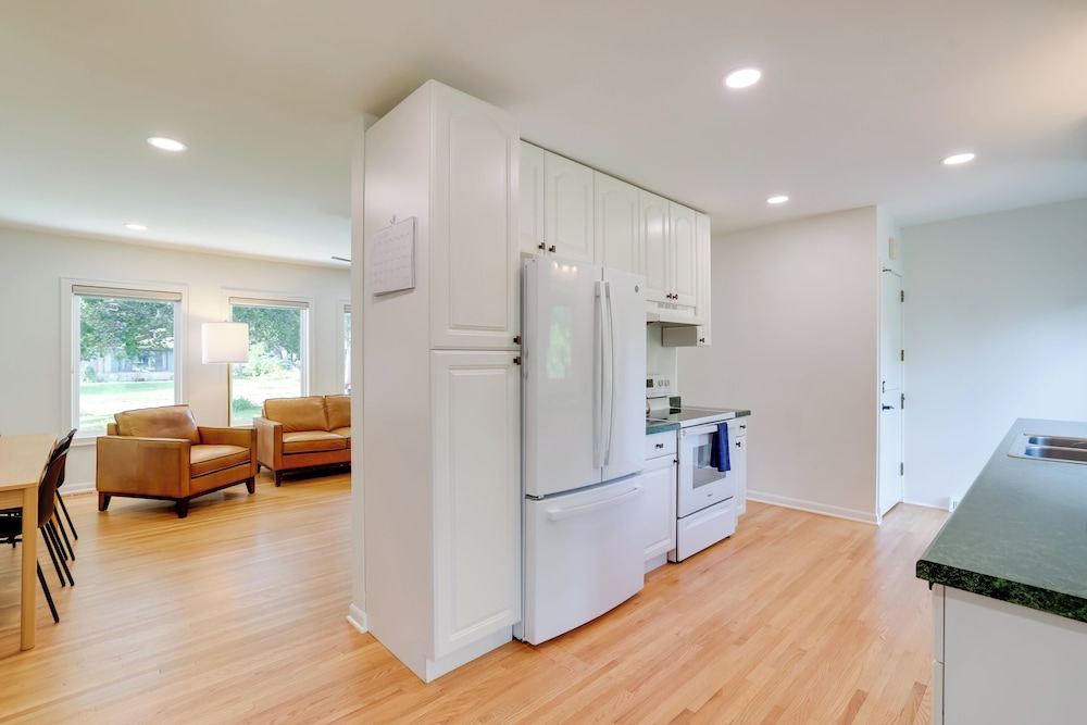 Home 8 Mi to Dtwn Minneapolis! Pet-friendly Yard