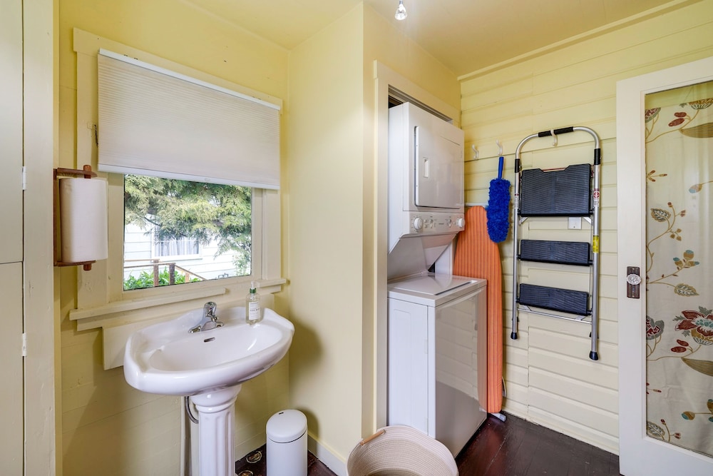 Charming La Conner Vacation Home w/ Fireplace! view 5