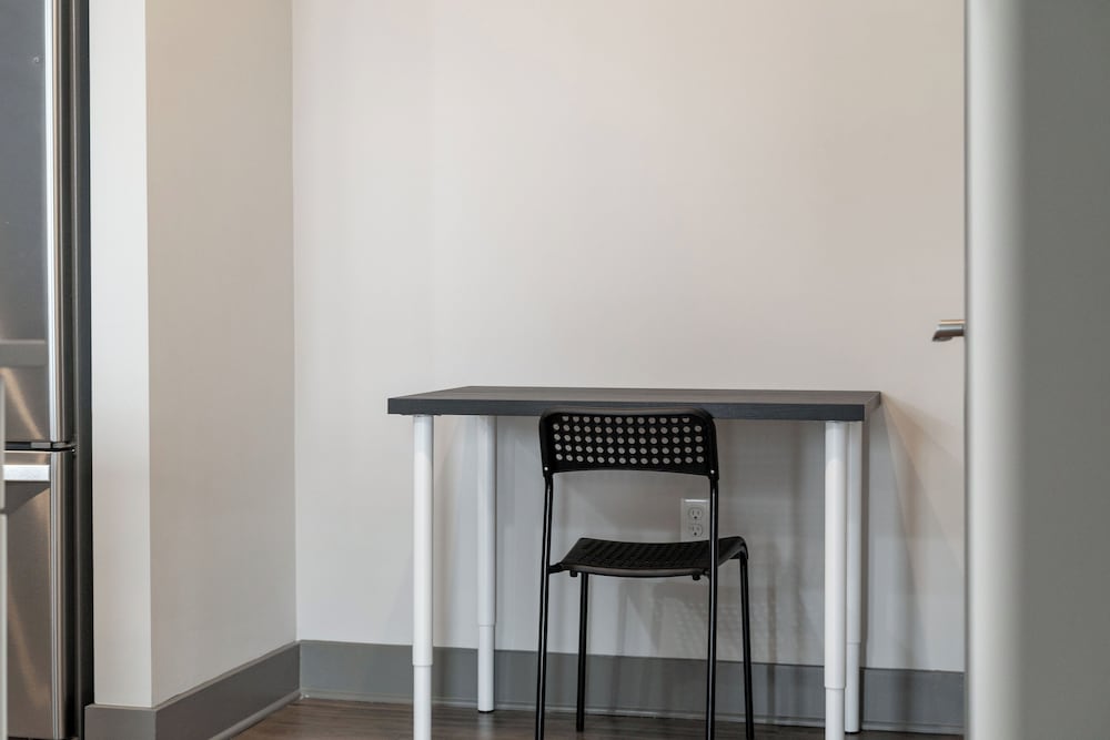 Monarch Apartments 15m to Parks, Pet Friendly, Free Parking by Heavenly Homes