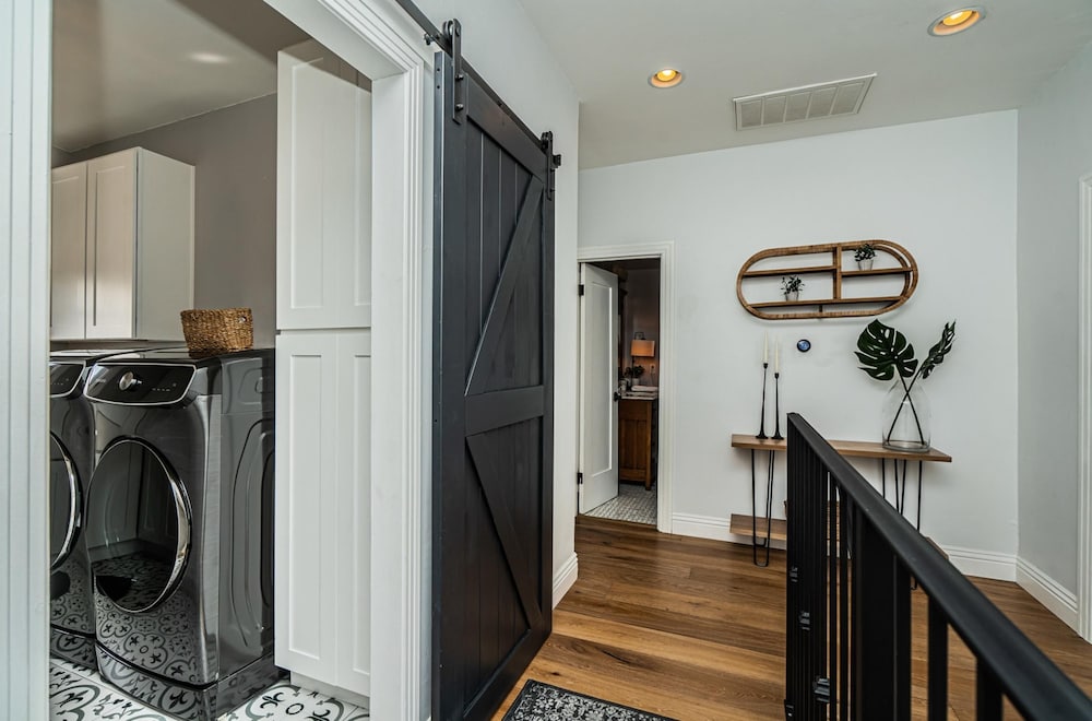 Spacious 5 BR Near Heart of South Park