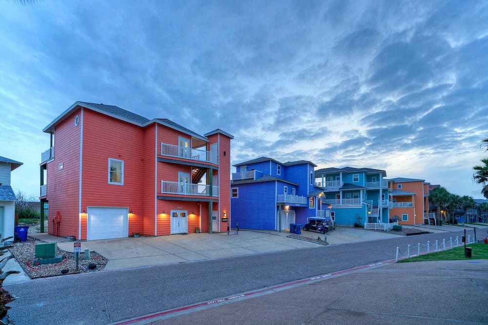 Beach Boardwalk, Pool Access & Ocean Views Coral Reef by Avantstay