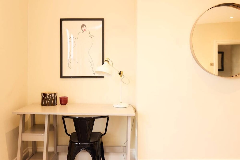 The Peckham Hideaway - Bright 3bdr Flat