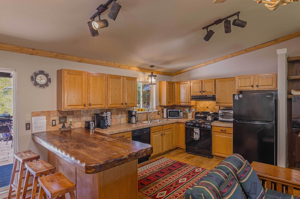Cozy Home w/ Hot Tub: 7 Mi to Pagosa Hot Springs