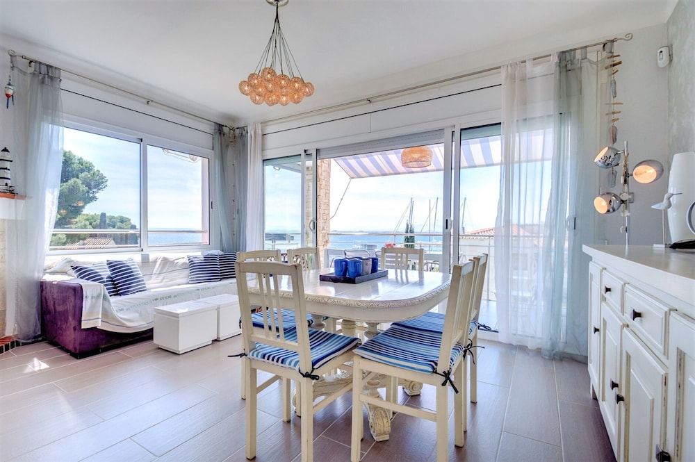 Apartment in Roses Near Platja Dels Palangrers