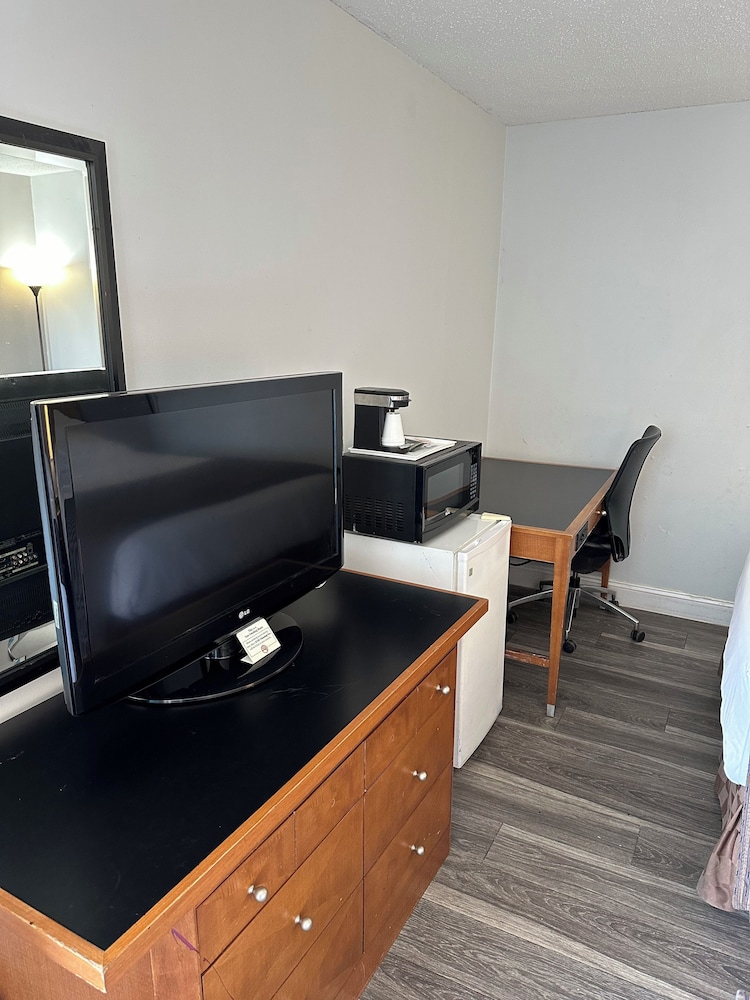 Emporia Vacations - Travel Inn  Suites - Property Image 4