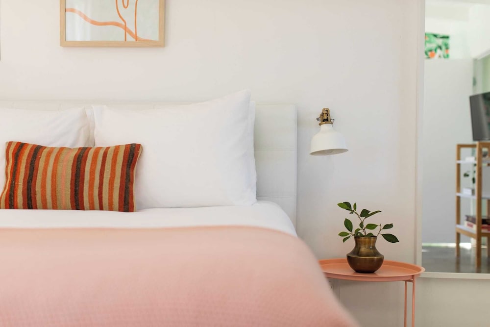 3 Private 1 Bedroom Units at The Wesley! Sleeps 12!