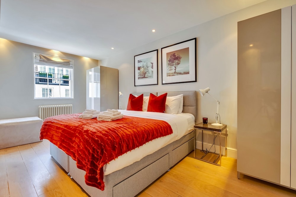 Luxe 4-bed Mews Home - 10 min to Harrods