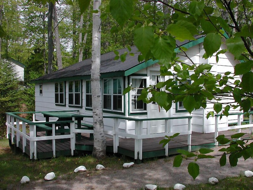 Birch Cliff Lodge on Baptiste Lake