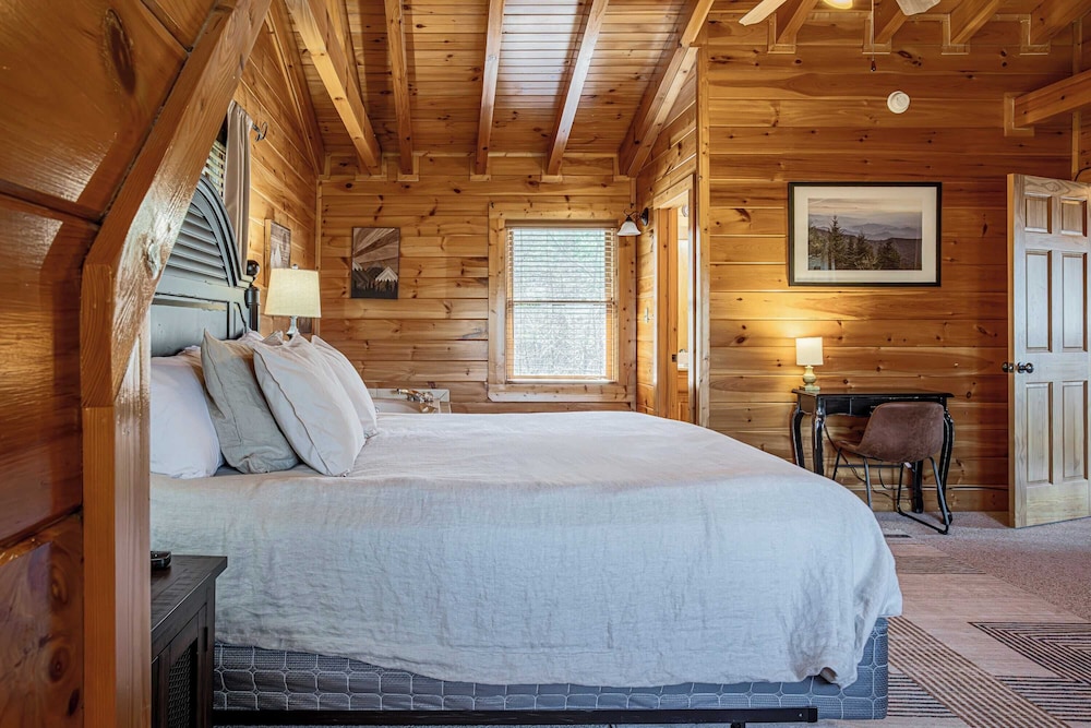 Bear Creek Way by Avantstay Hot Tub, Game Room, Air Hockey, Near Dollywood & Smoky Trails
