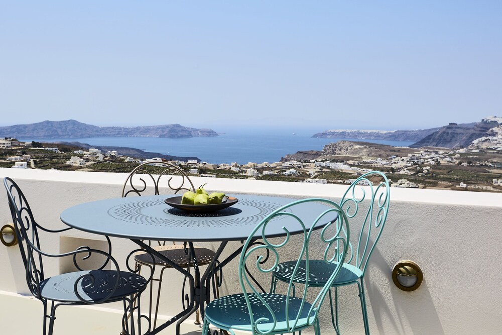 White and Co. La Torre Suites