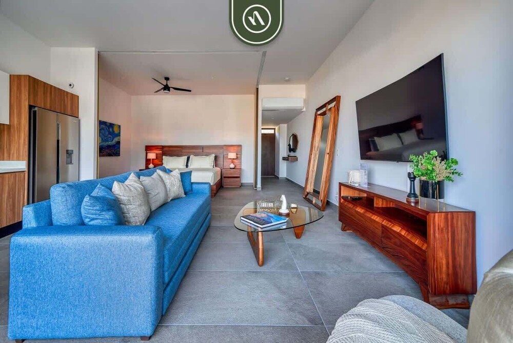 New Studio - King Bed - Pool - Jacuzzi - Gym