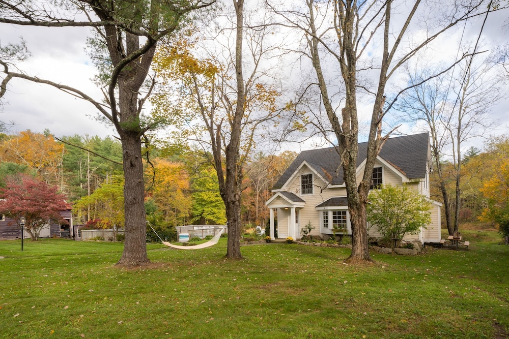 Cortland by Avantstay Charming Heritage Estate w Private Lake Pool