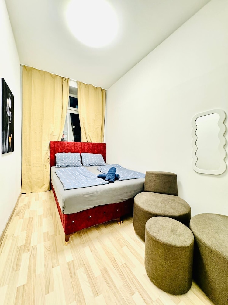 4BR Apartment for 8 Near FAC Platz