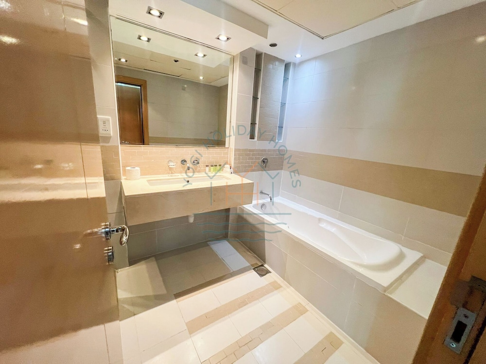 Blakely 2BR Lakeview Retreat With Open Balcony