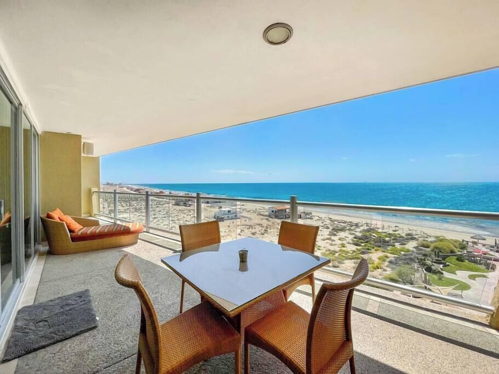 Stylish Condo With Serene Beach Infinity Pool