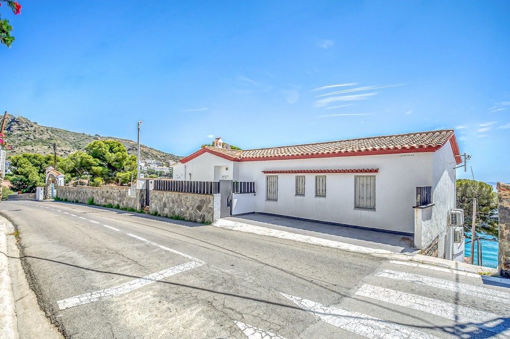 Beachfront Apartment in Platja Almadrava photo 3
