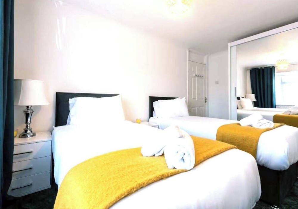 Reading - 3-bed House - Sleeps 6 - Garden - Wifi