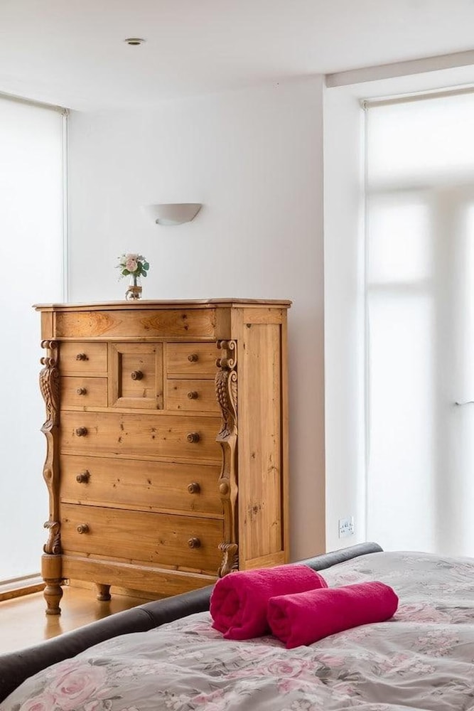 Specious Family Kensington 5-bed House, Sleeps 12