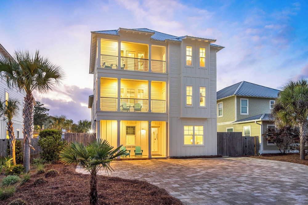 2 Homes in Destin by Avantstay   Sleeps 30, Private Pool+hot Tub, Game Room, Outdoor Bar, Walk to Beach