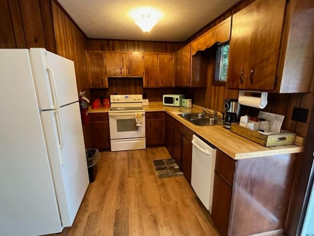 Meadowlark Motel with Restaurant & Bar