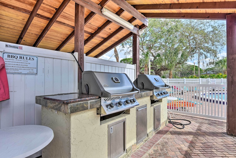 7 Mi to Beach: Condo w/ Pool Access in Bradenton!