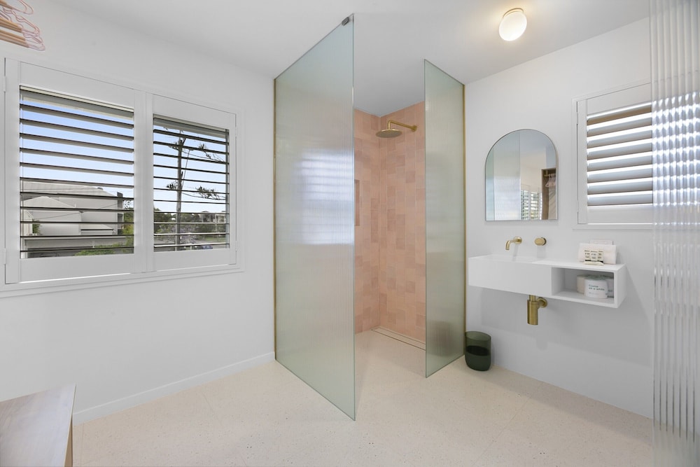 Mediterranean Surfers Paradise Townhouse With BBQ