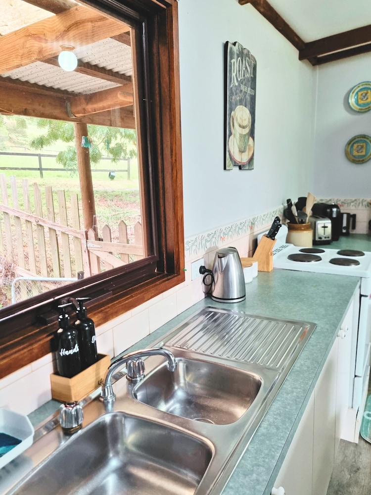 Rustic Country Lane Farmhouse in Lysterfield