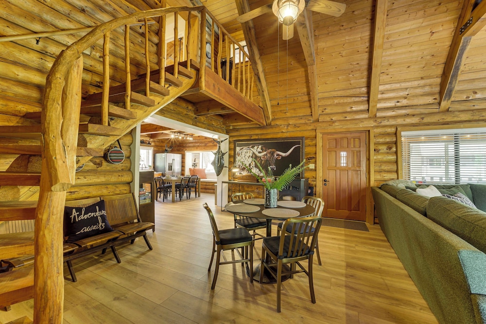 Covered Deck, Private Acreage: Log Cabin in Pine