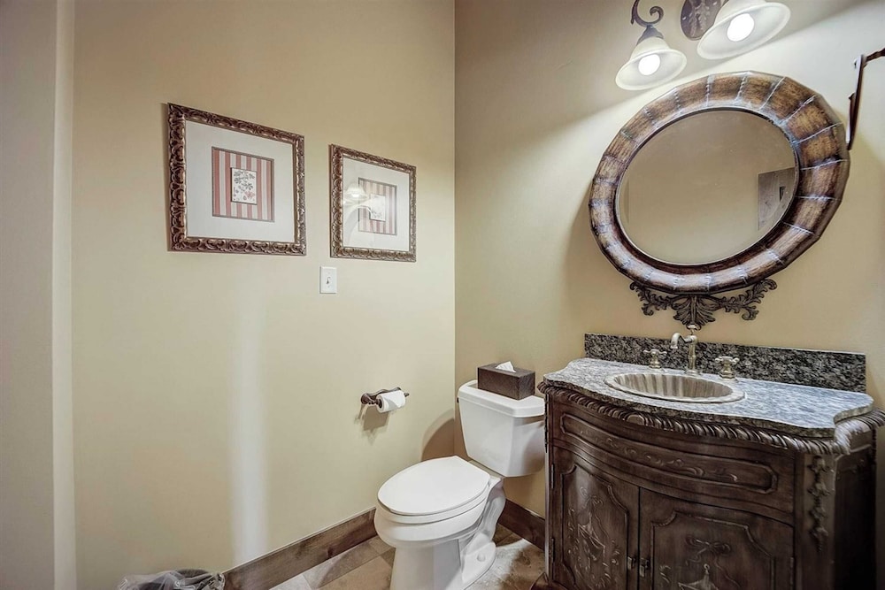 7 Condos, Ski-in/ski-out + Hot Tubs Sleeps 30 Mont Cervin by Avantstay