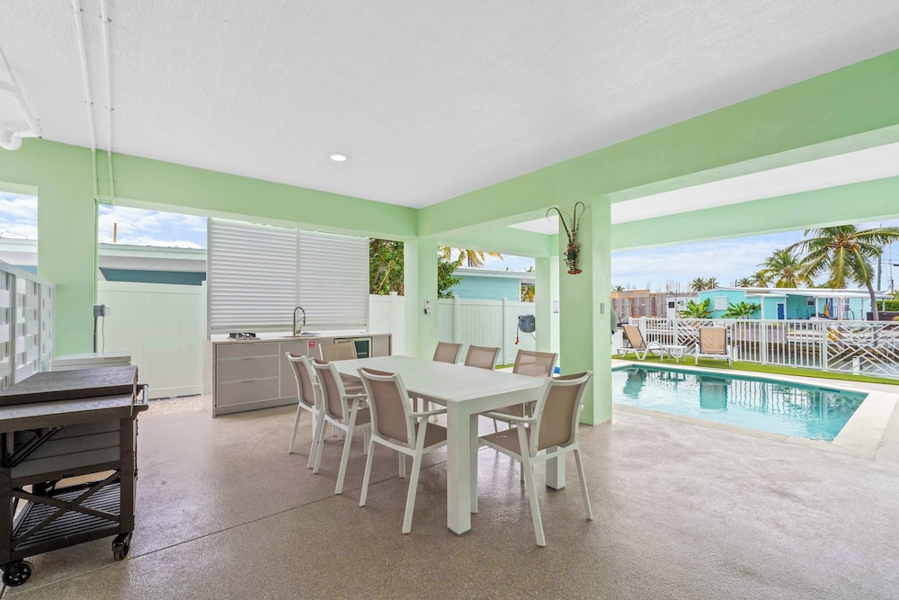 Aqua Verde Waterfront Lux Gem Dock Game Room