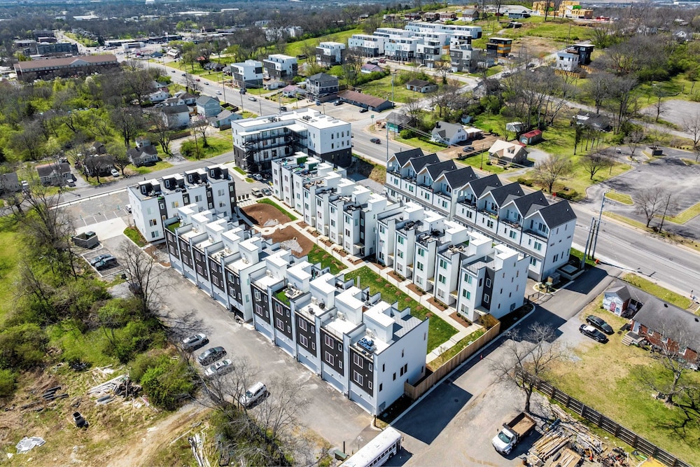 New Build Sleeps 12, 2 Condos in Scenic Bluffside, Minutes to Downtown