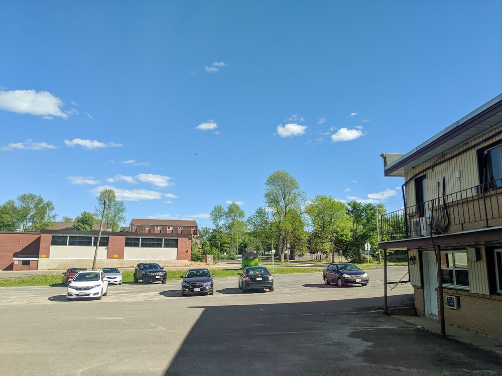 Skyline Motel & Campus Inn