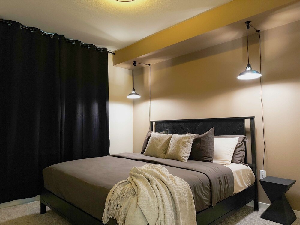 Stylish Getaway W Pool GYM Parking 10 Min to Cedar