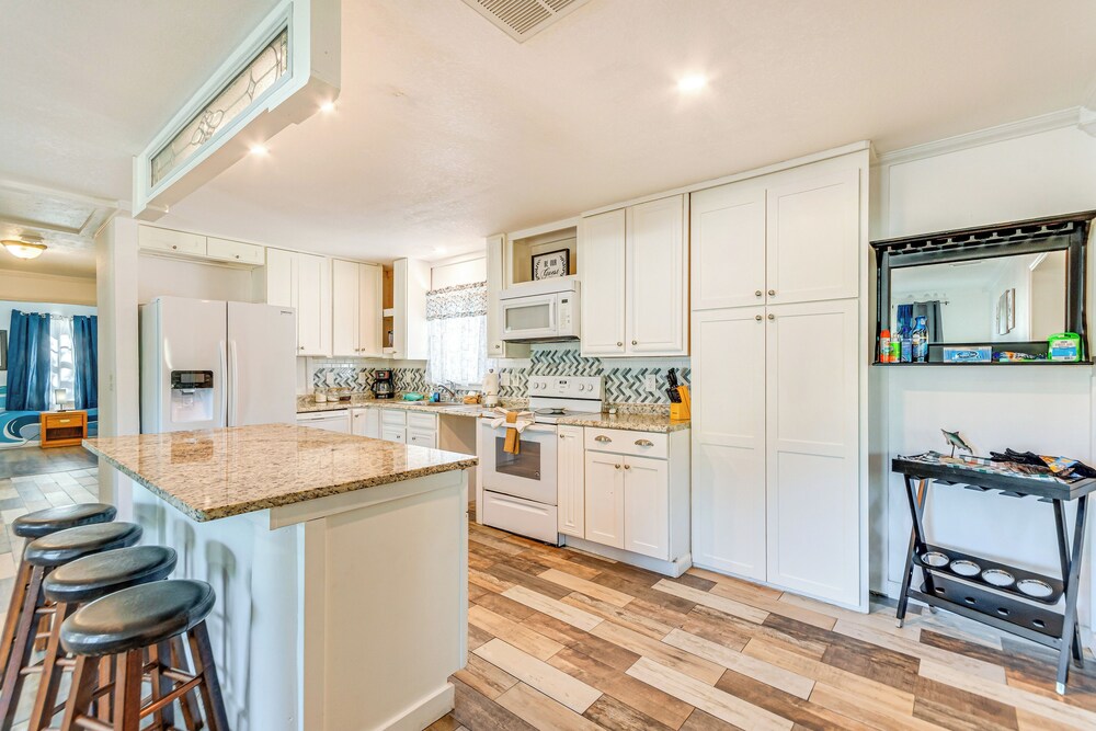 4 Mi to Beach: Spacious Fort Walton Beach Retreat!
