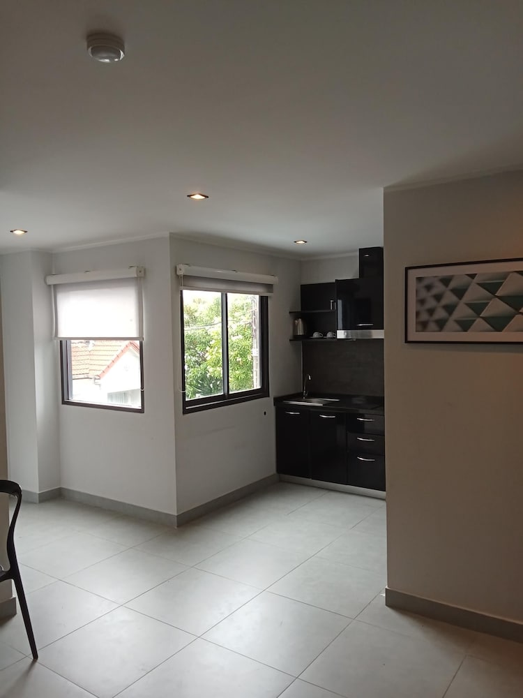 Large Corner Apt-1BR T1 207