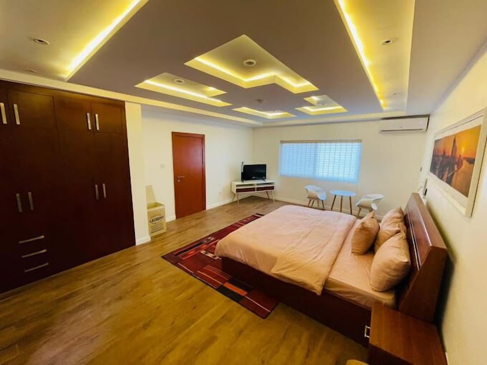 De Palatial Hotel and Apartments