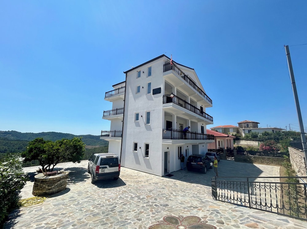 Ishëm Greenview Apartments