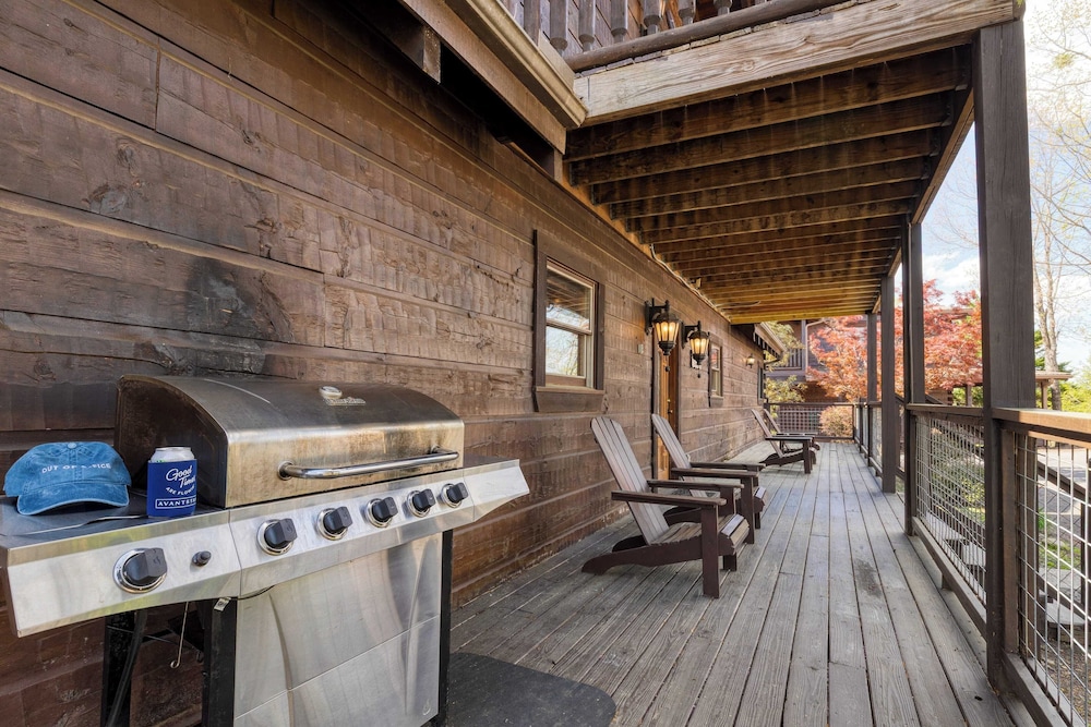 Luxury Cabin Sleeps 19 Game Room, Hot Tub Dollywood Alpine Mountain Lodge