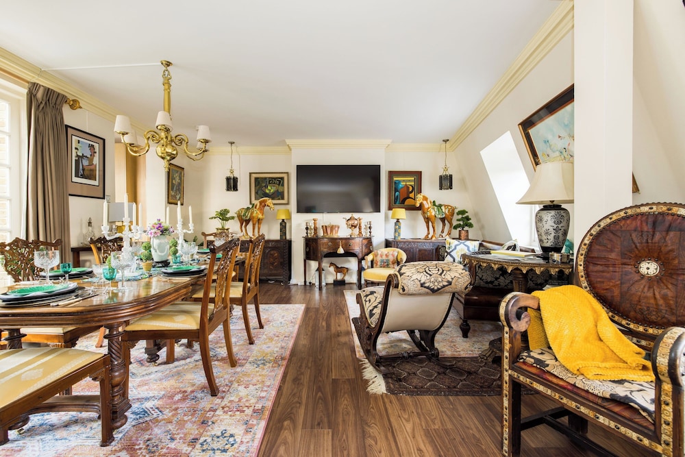 Mayfair 3-bed 6-guest W/patio & ac Berkeley Square