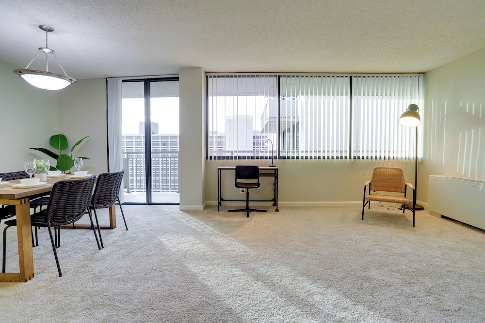 Modern Spacious Apt Crystal City