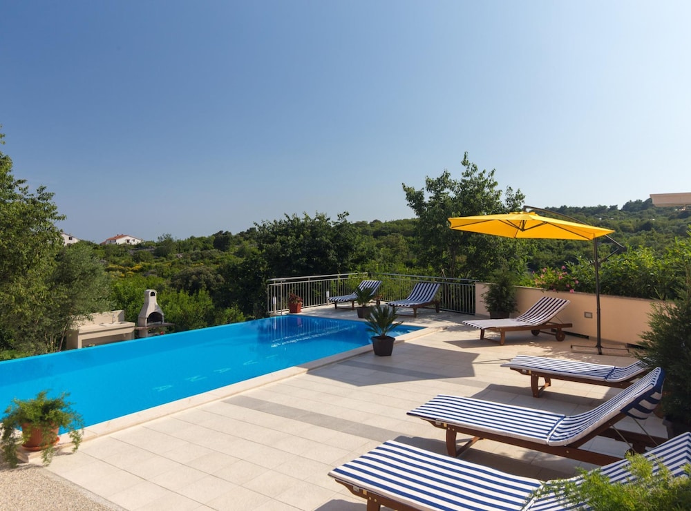 Scenic Elegant Apartments Krk With Balcony and Pool