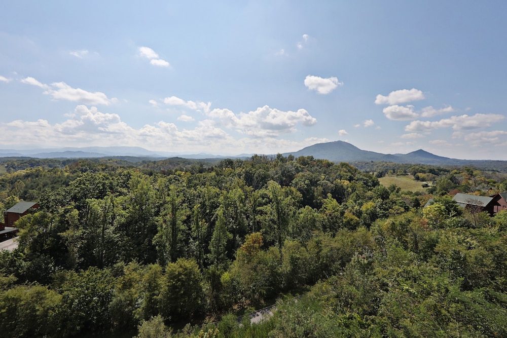 Serenity Mountain Pool 9 Br cabin by RedAwning
