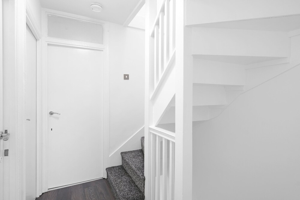 Spacious 5BR 3BA Serviced Hse in Croydon