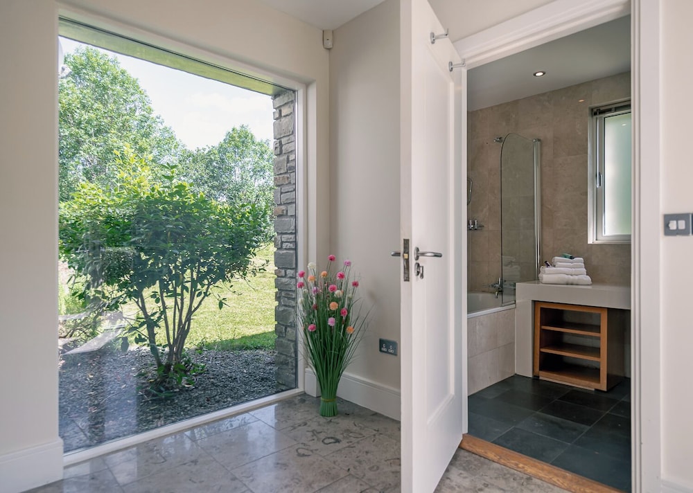 Spacious Kenmare Home to Sleep 8 Free use of Pool Onsite
