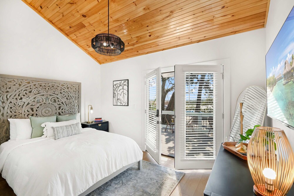 Waterfront Incredible Views Fire pit Renovated