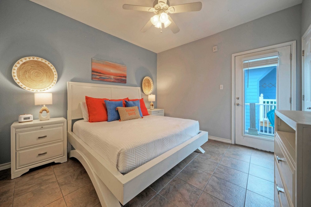Sleeps 16 w/ Pool + Minutes to Beach Costa Bahia - 2 Condos