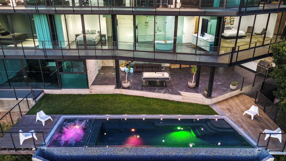 Glass Mansion - Chic Glass Villa in LA Hills With Views, Style & Serenity
