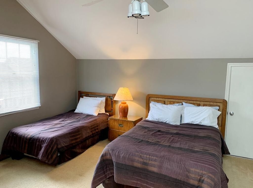King Charles Avenue 404 #6