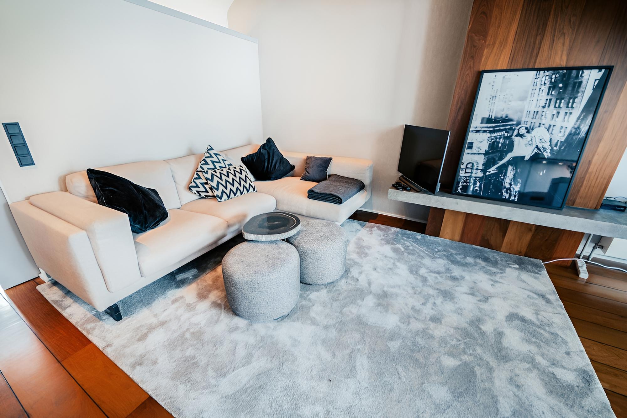 Luxurious 1BR Apt w Prkg & Jacuzzi Btub view 2